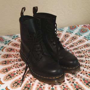 1460 Women's Smooth Leather Lace Up Boots